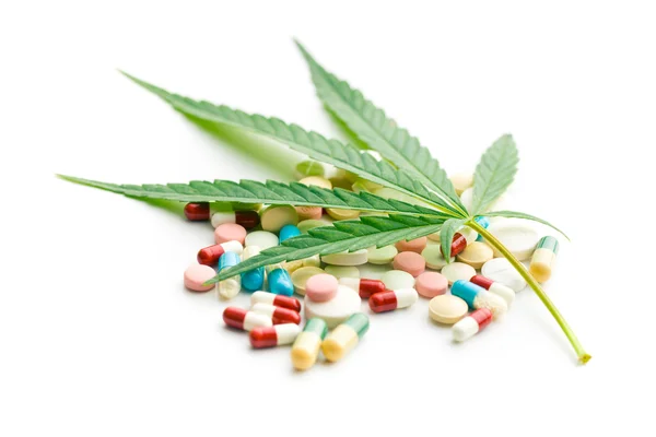 Cannabisblatt und Medikamente — Stockfoto
